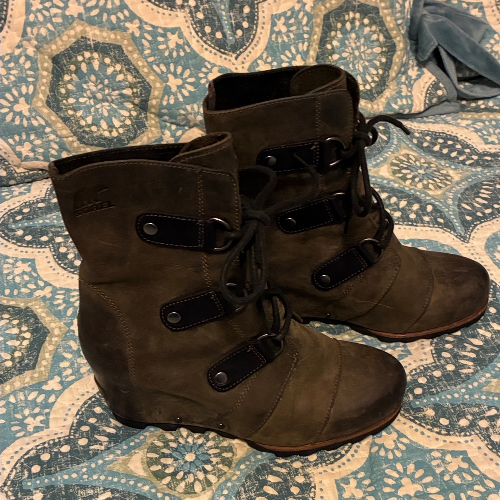 Sorel Women's Dark Green/Black Lace-Up wedge Boots